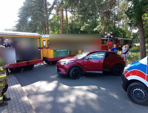 Wypadek: kolizja auta z kolejką wąskotorową na ulicy Powstańców Warszawy.